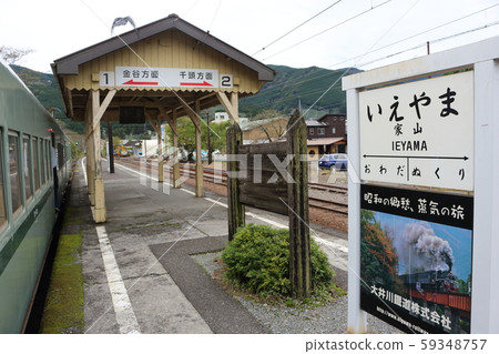 在飯山站下車的大井川鐵路列車和站台 59348757