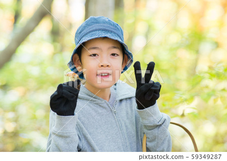 Autumn enjoying mushroom picking 59349287