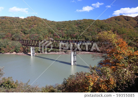 會津鬼怒川線的湯川鐵橋的秋葉 59355085