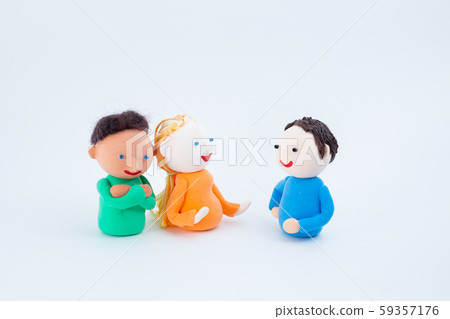手工紙泥娃娃與外國人進行英語對話課和國際交流 59357176