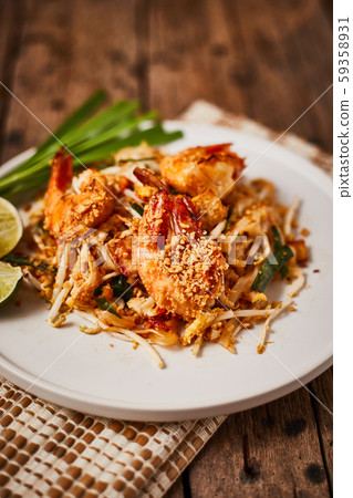 Padthai noodles with shrimps and vegetables. 59358931