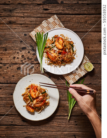 Padthai noodles with shrimps and vegetables. 59358932