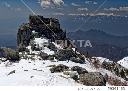 登山者前往山頂 59361463
