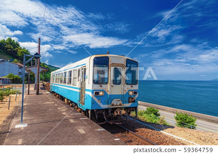 Summer scenery of Shimonada Station in Iyo City, Ehime Prefecture 59364759