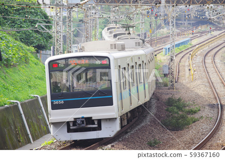 在新龍岡站附近行駛的火車 59367160