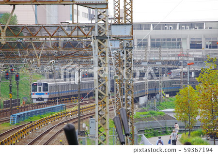在新龍岡站附近行駛的火車 在新龍岡站附近行駛的火車 59367194