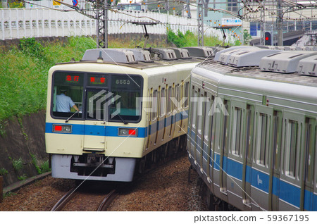 在新龍岡站附近行駛的火車 在新龍岡站附近行駛的火車 59367195