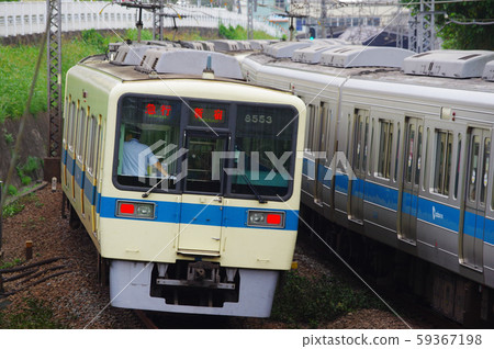 在新龍岡站附近行駛的火車 59367198