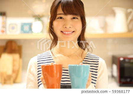 準備咖啡的女人的形象 準備咖啡的女人的形象 59368177