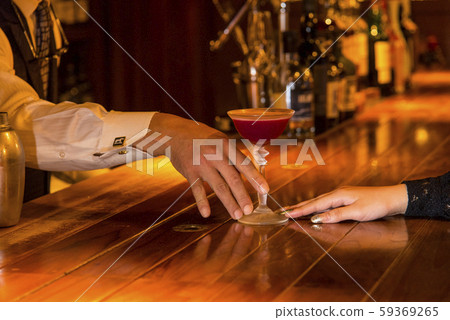 女人在酒吧櫃檯喝一杯雞尾酒 59369265
