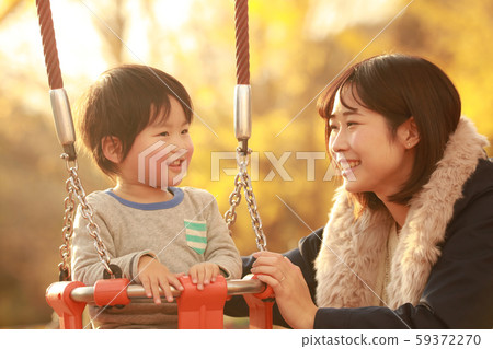 父母和孩子在鞦韆上玩耍 父母和孩子在鞦韆上玩耍 59372270