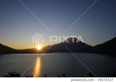 富士五湖和本栖湖的日出 富士五湖和本栖湖的日出 59372327