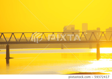 從玉川原大橋眺望日出和京王線玉川大橋 從玉川原大橋眺望日出和京王線玉川大橋 59372417