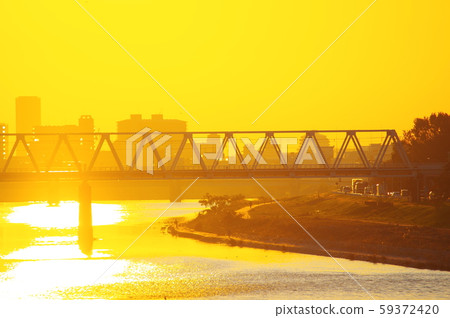 從玉川原大橋眺望日出和京王線玉川大橋 59372420