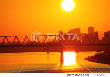 從玉川原大橋眺望日出和京王線玉川大橋 從玉川原大橋眺望日出和京王線玉川大橋 59372865
