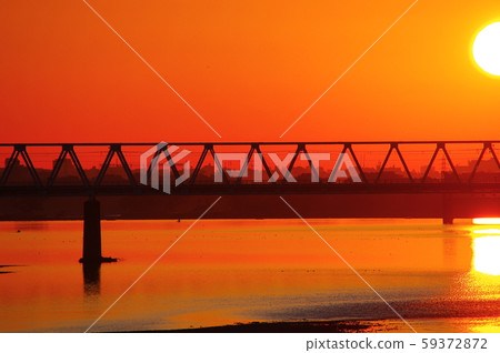從玉川原大橋眺望日出和京王線玉川大橋 從玉川原大橋眺望日出和京王線玉川大橋 59372872