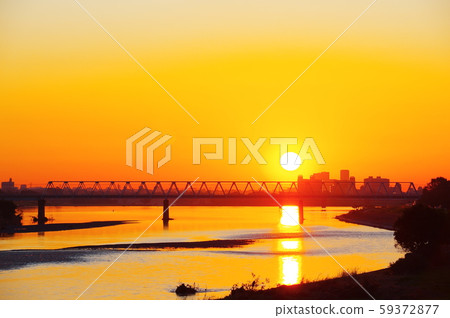 從玉川原大橋眺望日出和京王線玉川大橋 從玉川原大橋眺望日出和京王線玉川大橋 59372877