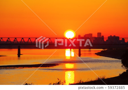 從玉川原大橋眺望日出和京王線玉川大橋 從玉川原大橋眺望日出和京王線玉川大橋 59372885
