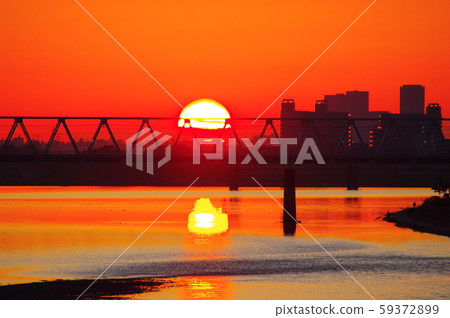 從玉川原大橋眺望日出和京王線玉川大橋 從玉川原大橋眺望日出和京王線玉川大橋 59372899