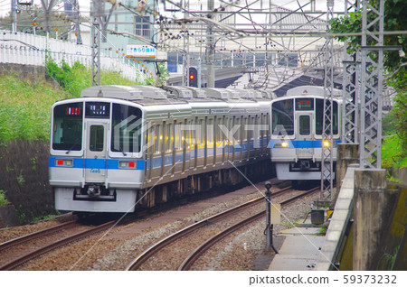 在新龍岡站附近行駛的火車 59373232