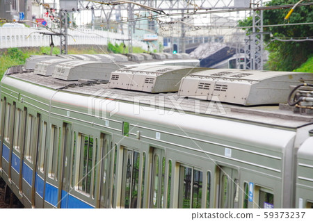 在新龍岡站附近行駛的火車 59373237