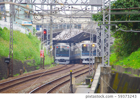 在新龍岡站附近行駛的火車 在新龍岡站附近行駛的火車 59373243