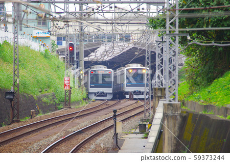 在新龍岡站附近行駛的火車 59373244