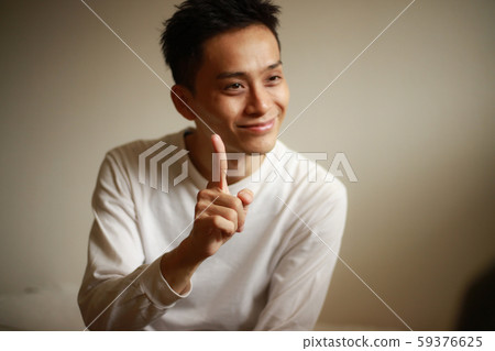 一個說手語“ What”“ 1”的男人 一個說手語“ What”“ 1”的男人 59376625
