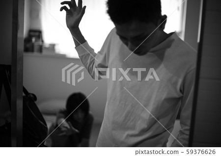 男子離開房間 男子離開房間 59376626