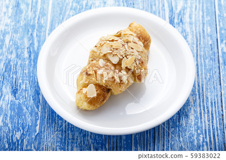 croissant in a plate 59383022