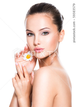 Face of young beautiful woman with singl camomile Face of young beautiful woman with singl camomile 59383579