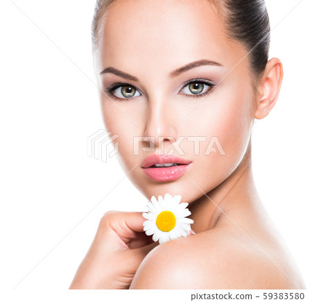 Face of young beautiful woman with singl camomile Face of young beautiful woman with singl camomile 59383580