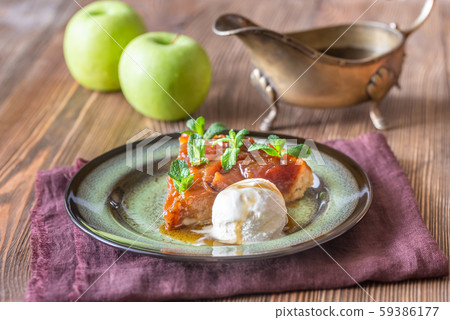Portion of tarte Tatin 59386177