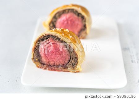 Portion of beef Wellington 59386186