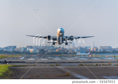 黃昏時分在福岡機場起飛和降落的噴氣式飛機[福岡縣] 59387053