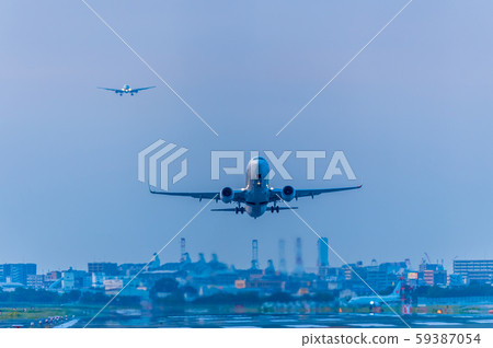 黃昏時分在福岡機場起飛和降落的噴氣式飛機[福岡縣] 59387054