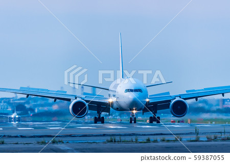 黃昏時分在福岡機場起飛和降落的噴氣式飛機[福岡縣] 59387055
