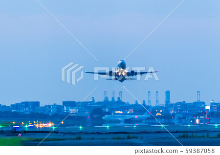 黃昏時分在福岡機場起飛和降落的噴氣式飛機[福岡縣] 59387058