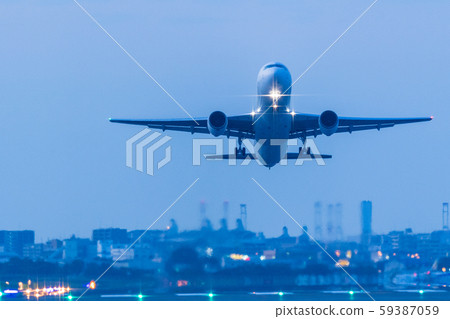 Jet plane taking off and landing at Fukuoka Airport at dusk [Fukuoka Prefecture] 59387059