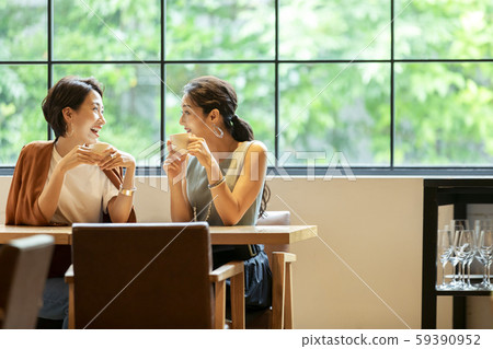 Cafe female friend conversation 59390952