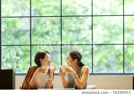 Cafe female friend conversation 59390955