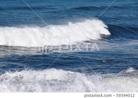 Rough waves on the Shonai coast 59394012