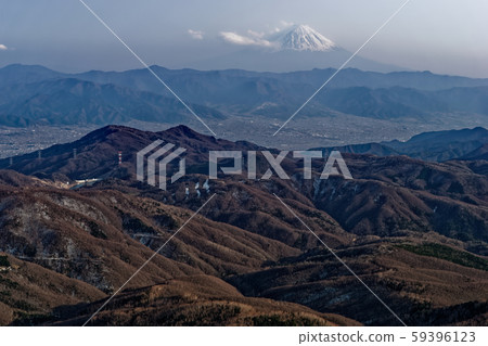 從金峰山的春天眺望的富士山和甲府盆地 從金峰山的春天眺望的富士山和甲府盆地 59396123