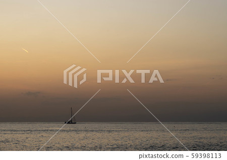 一艘船在日落時 一艘船在日落時 59398113