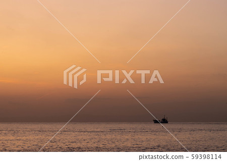 一艘船在日落時 一艘船在日落時 59398114