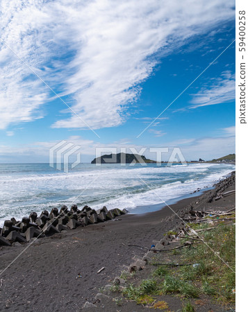 A view of the Pacific Ocean from Samani Port in Samani, Hokkaido, with the tombolo island of Tonporo stretching out before you. 59400258