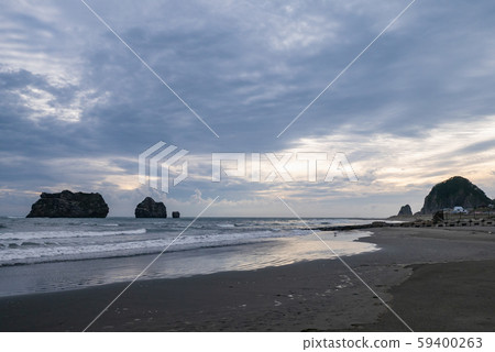 北海道三木野:芙蕾雅海灘和日高壯麗的海岸線,以及其獨特的岩石結構。 北海道三木野:芙蕾雅海灘和日高壯麗的海岸線,以及其獨特的岩石結構。 59400263