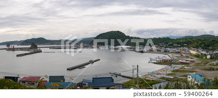 從北海道三木町三木町港口看到的停泊的漁船,以及觀音山的觀景台。 從北海道三木町三木町港口看到的停泊的漁船,以及觀音山的觀景台。 59400264