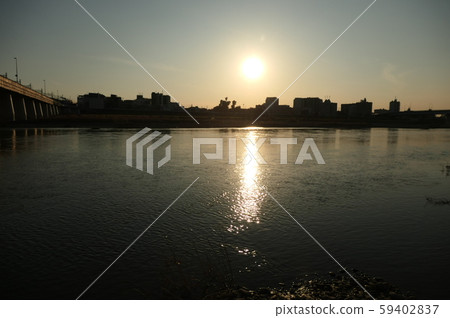 The setting sun 59402837