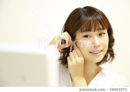 女人穿著穿孔的耳環 女人穿著穿孔的耳環 59403973